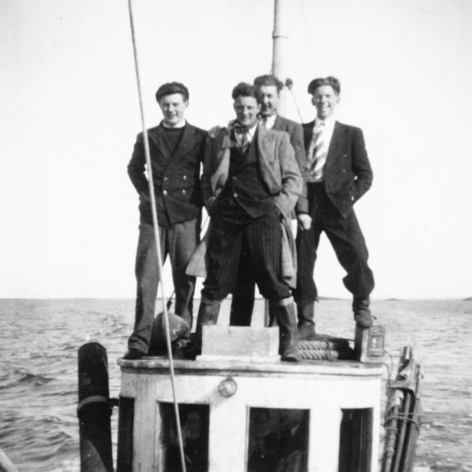 Hressir sjómenn, þrír af þeim voru skipstjórar, taka sig vel út uppi á stýrishúsi. Þetta eru þeir Hinrik Elbergsson, Björn Ásgeirsson, Þórður Sveinbjörnsson og Soffanías Cecilsson.