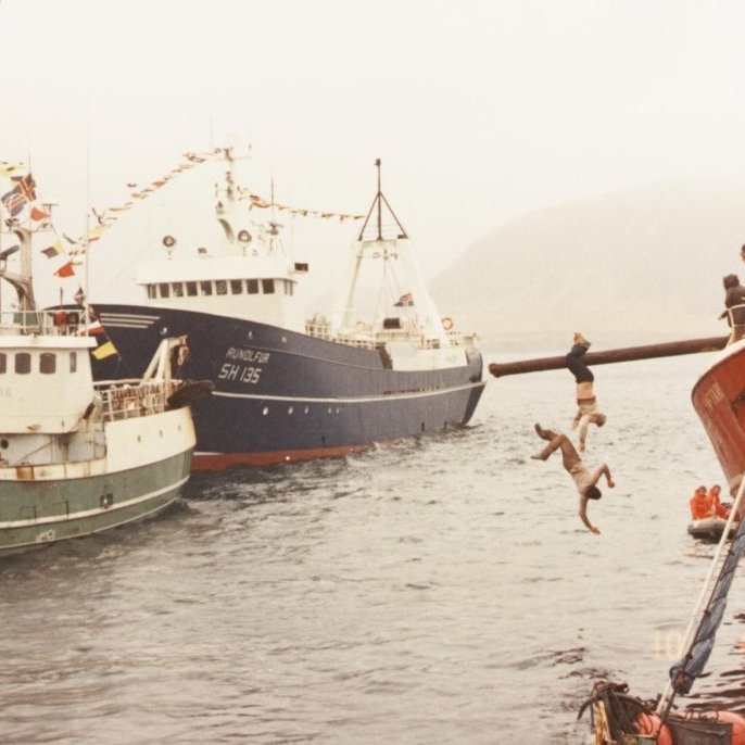 Koddaslagur á höfninni og þarna hefur bátunum fjölgað og stækkað. Togarinn Runólfur hefur bæst við skipaflotan. Höfnin hefur tekið þó nokkurn vaxtarkipp á þessum tíma, áttunda áratugnum.