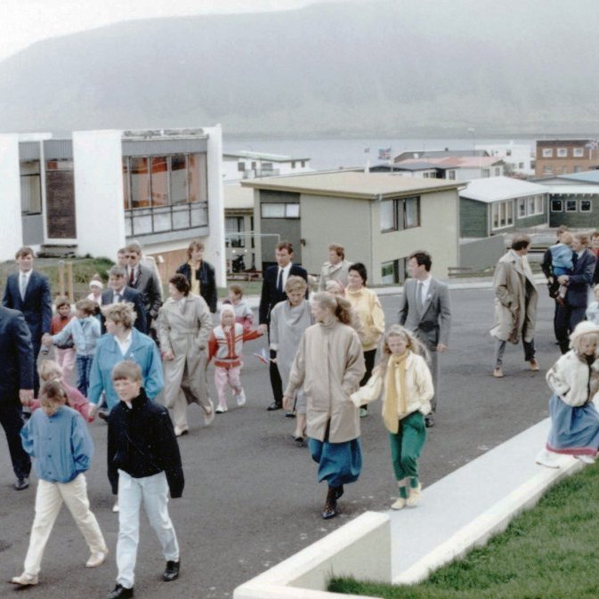 Gengið til kirkju á sjómannadegi. Þarna er hluti af skrúðgöngunni, sem var farin frá höfninni og að kirkjunni, þar sem sjómannamessa var haldin hátíðleg. Sjómannamessa er fastur liður á sjómannadegi.