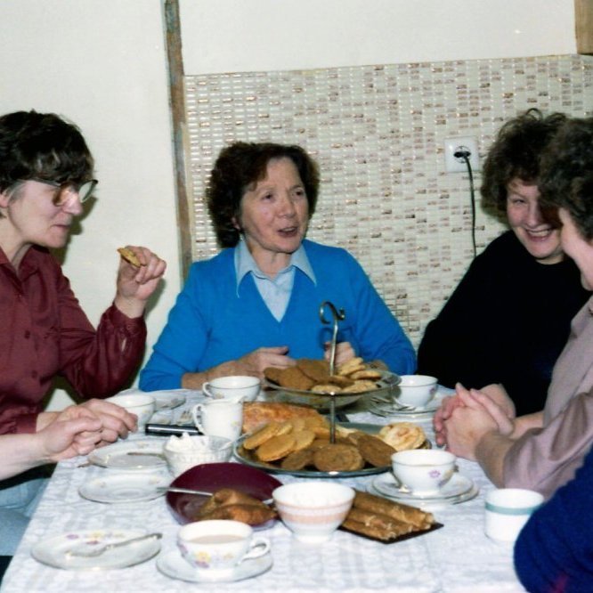 Þær eru hressar og kátar saumaklúbbs vinkonurnar í kaffiboði. Talið frá vinstri, Hulda Valdimarsdóttir, Elín Valdimarsdóttir, Ingibjörg Kristjánsdóttir, Salbjörg Nóadóttir, Kristín Nóadóttir og Rósa Sigurþórsdóttir.