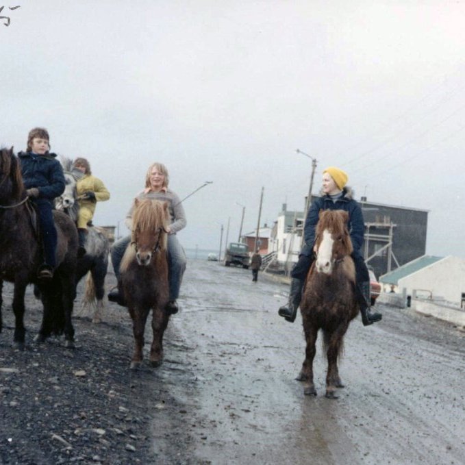 Lárus í útreyðatúr ásamt móður sinni og félögum sínum. Frá vinstri Gústaf Ívarsson, Jens Pétur Högnason, Lárus Þorvarðarson og Ásdís Valdimarsdóttir.
