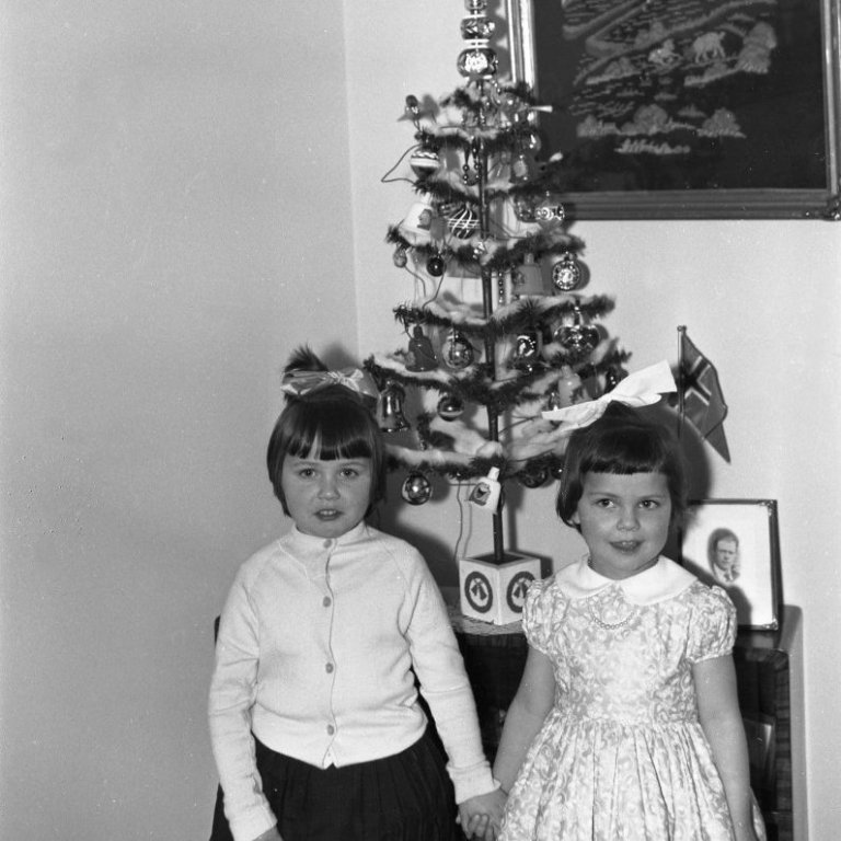 Vinkonurnar Guðrún (Rúna)  og Hjördís Fríða