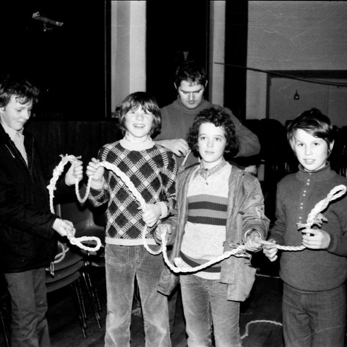 Ólafur Ólafsson - Óli Stormur kennir skólakrökkum að binda sjómanna hnúta. Talið frá vinstri Óskar Arnórsson og síðan strákar úr árgangi 1960 þeir Friðrik Tryggvason, Hafsteinn Garðarsson og Bárður Rafnsson.