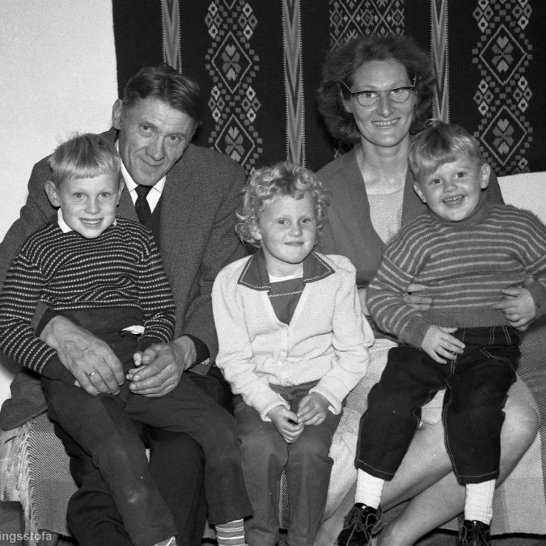 Fjölskylda Jóns, hjónin Sigurður Helgason og Áslaug Pétursdóttir með börnin sín þau Helga, Guðrúnu og Jón Sigurðsbörn.