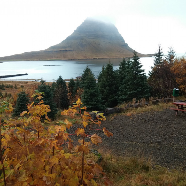 Mynd tekin yfir áningarstað undir vestara Hellnafelli til Kirkjufells.