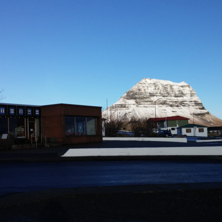 Sögumiðstöðin og Kirkjufellið með snjóhettu