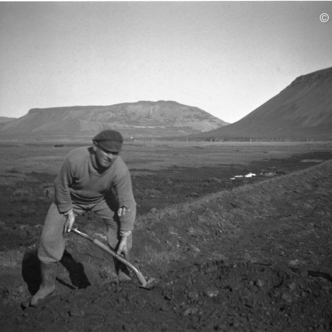 Elberg Guðmundsson við vegagerð.