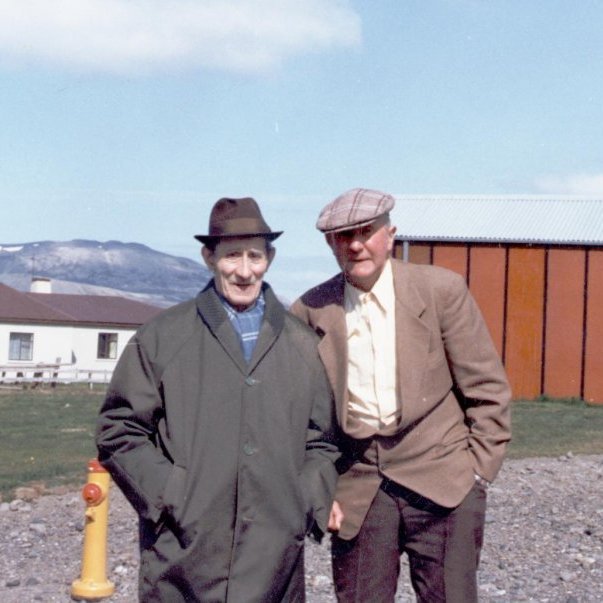 Hreinn Bjarnason og Þorsteinn Ásmundsson spjalla saman við Staðarhól.