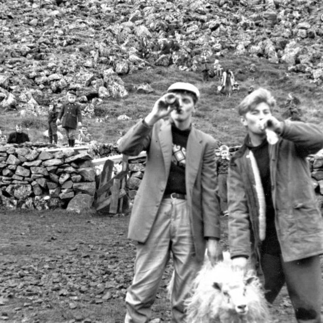 Haustréttir í Grundarrétt. Ungir menn hressa sig á söngvatni.