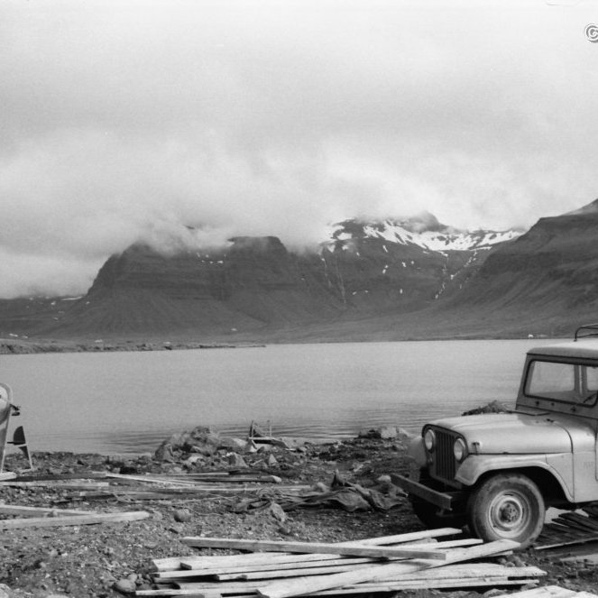 Víkurrif og Stöðin í baksýn. Jón Sveinsson rak fiskeldis- og hafbeitarfyrirtækið Látravík hf. í Vík með laxastiga í ósi Lárvaðals.