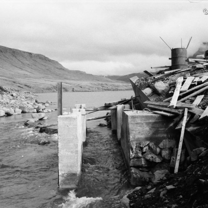 Víkurrif og Stöðin í baksýn. Jón Sveinsson rak fiskeldis- og hafbeitarfyrirtækið Látravík hf. í Vík með laxastiga í ósi Lárvaðals.