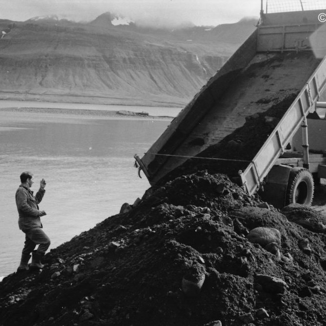 Víkurrif og Stöðin í baksýn. Jón Sveinsson rak fiskeldis- og hafbeitarfyrirtækið Látravík hf. í Vík með laxastiga í ósi Lárvaðals.