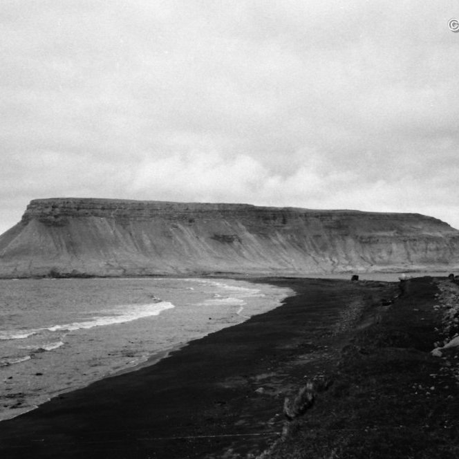 Víkurrif og Stöðin í baksýn. Jón Sveinsson rak fiskeldis- og hafbeitarfyrirtækið Látravík hf. í Vík með laxastiga í ósi Lárvaðals.