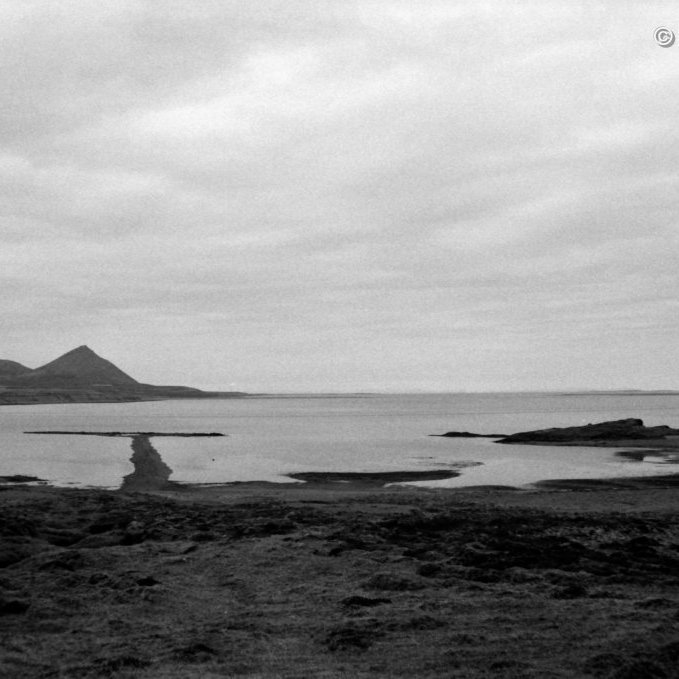 Girt fyrir flæðihættu með því að ýta upp rifi í land.