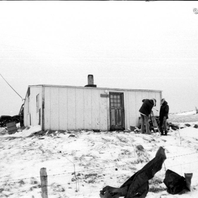Lítill kofi ofan við skólaholtið. Mörg pör byrjuðu sinn búskap í litla húsiu sem var áður í eigu Steina, Þorsteins Jónssonar frá Arnarhóli.