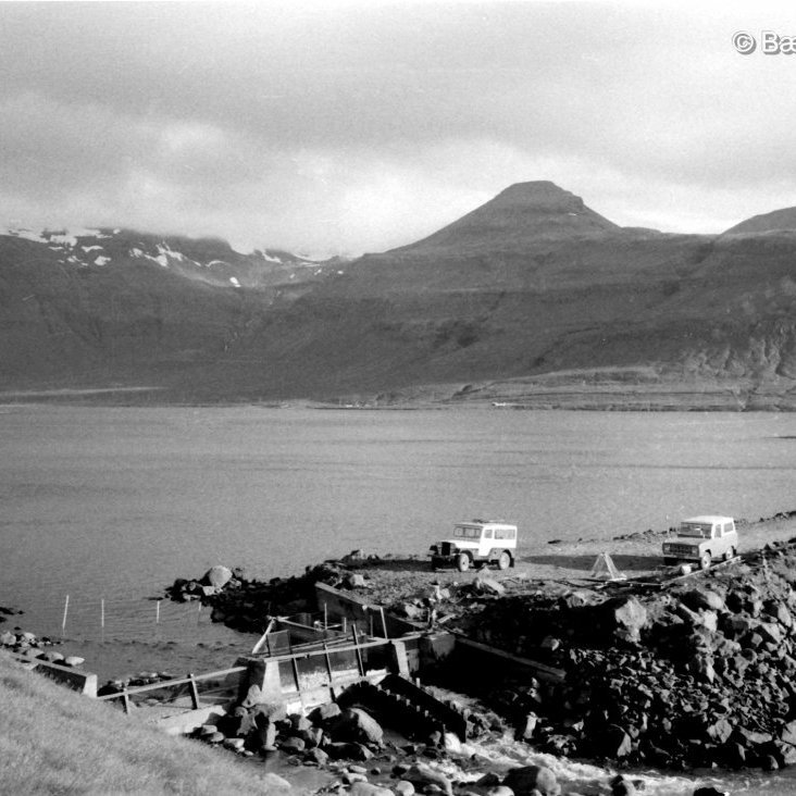 Víkurrif og Stöðin í baksýn. Jón Sveinsson rak fiskeldis- og hafbeitarfyrirtækið Látravík hf. í Vík með laxastiga í ósi Lárvaðals.