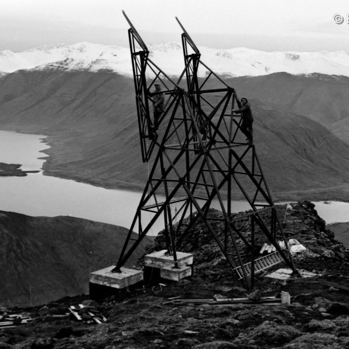 Bygging sendamasturs. Hraunsfjörður í baksýn.
