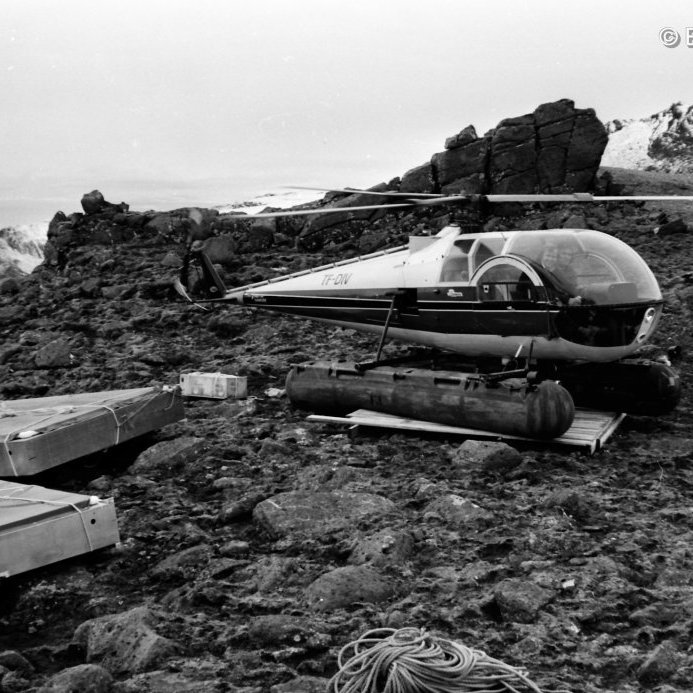 Bygging sendamasturs.