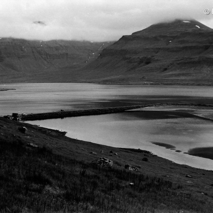 Víkurrif og Stöðin í baksýn. Jón Sveinsson rak fiskeldis- og hafbeitarfyrirtækið Látravík hf. í Vík með laxastiga í ósi Lárvaðals.