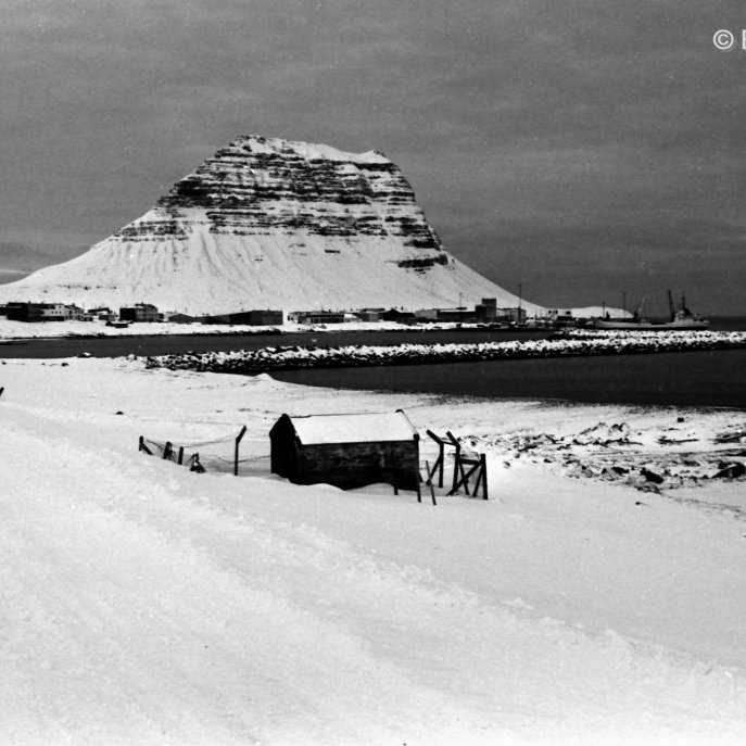 Hundakofinn við veginn til Grundarfjarðar. Þorpið hét Grafarnes til 1965.