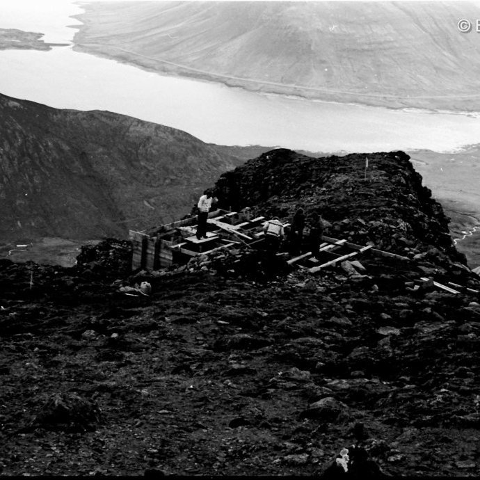 Bygging sendamasturs. Hraunsfjörður í baksýn.
