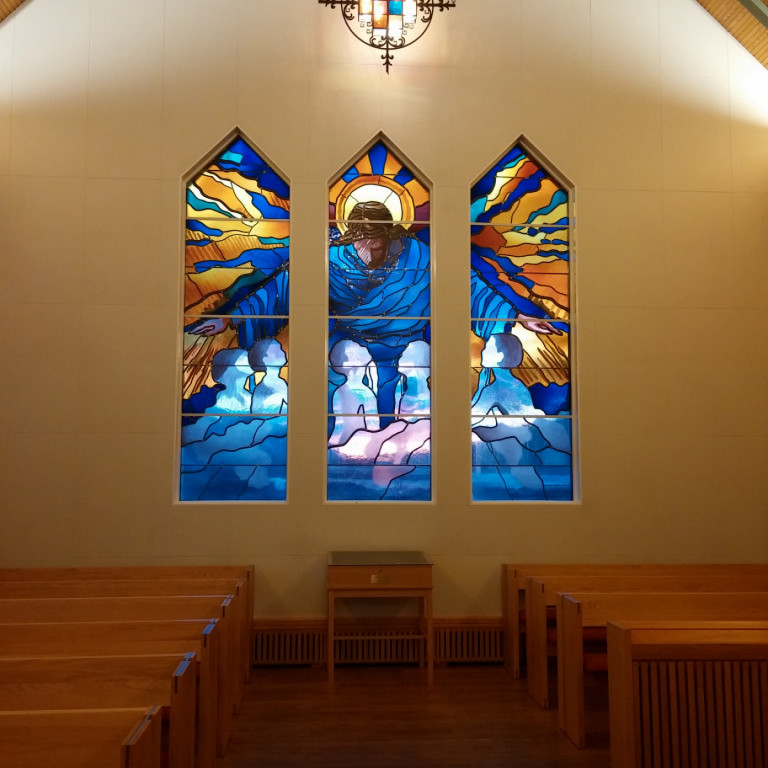 Vesturgluggar Grundarfjarðarkirkju eru gerðir af Eiríki Smith.