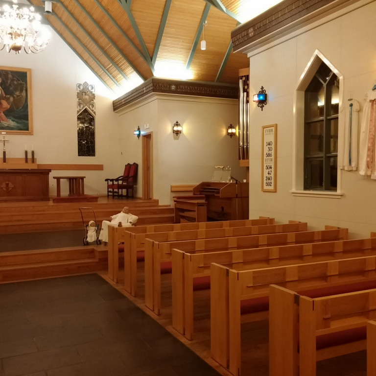 Sýning á skírnarkjólum í tilefni af 50 ára afmæli Grundarfjarðarkirkju, 2016.