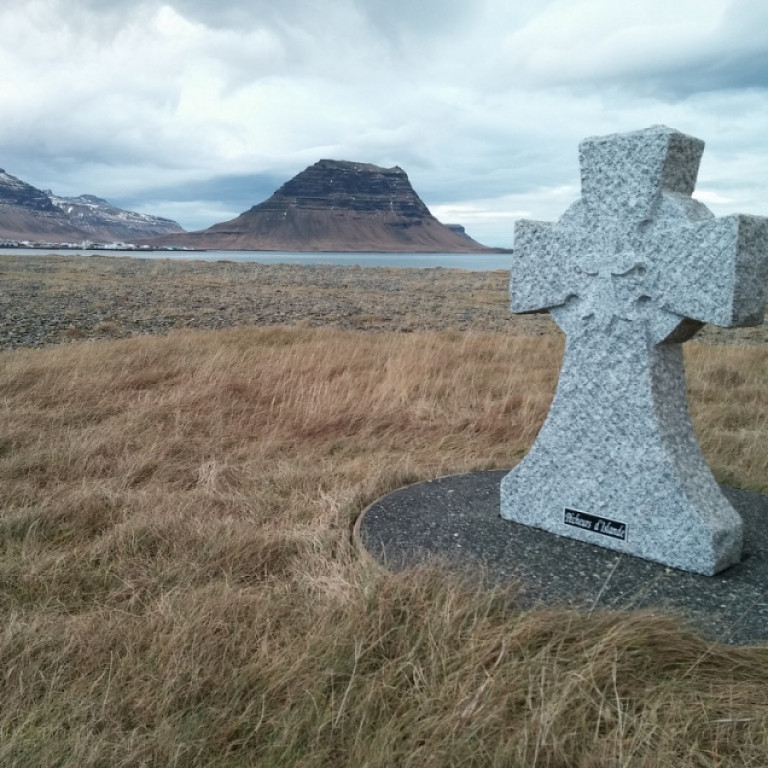 Vinabærinn Paimpol setti niður keltneskan kross til minningar um þá Íslandssjómenn frá Paimpol sem fórust á Íslandsmiðum á fyrri öldum.