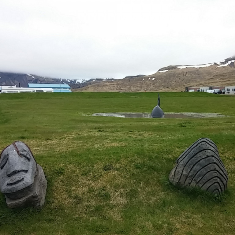 Alþýðulistin í bænum. Háhyrningurinn hans Unnsteins og steinmyndirnar hans Lúðvíks Karlssonar