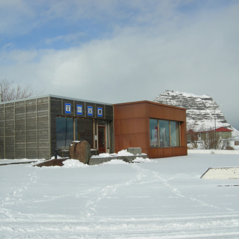 Sögumiðstöðin með Kirkjufellið í baksýn.