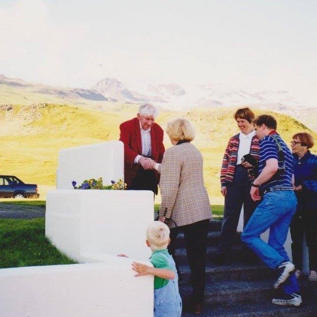 Að morgni laugardags 26. júlí: Vigdís Finnbogadóttir forseti Íslands heimsótti Grundfirðinga. Tekið á móti henni við kirkjuna. Bæring Cecilsson heilsar forsetanum.