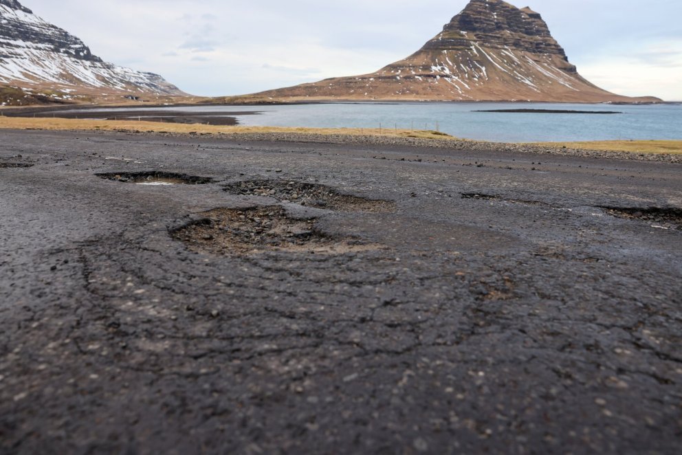 Þjóðvegur 54, Snæfellsnesvegur, rétt vestan við þéttbýlið í Grundarfirði. Mynd: Tómas Freyr Kristján…