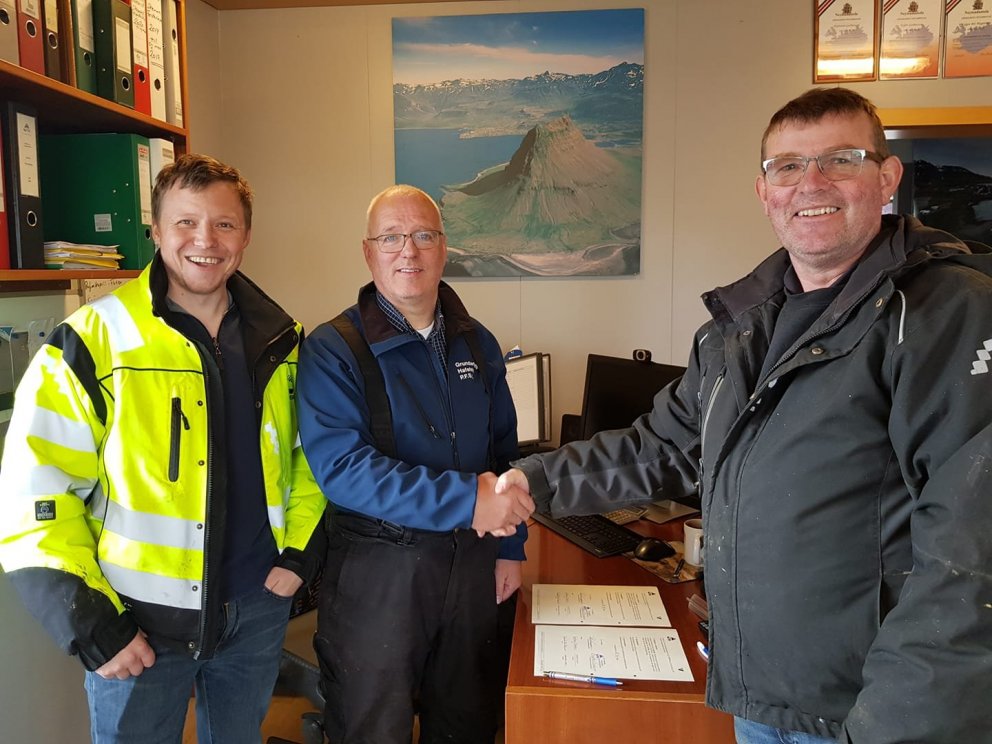 Kjartan Elíasson frá Vegagerðinni, Hafsteinn Garðarsson hafnarstjóri og Friðrik Tryggvason, eigandi …