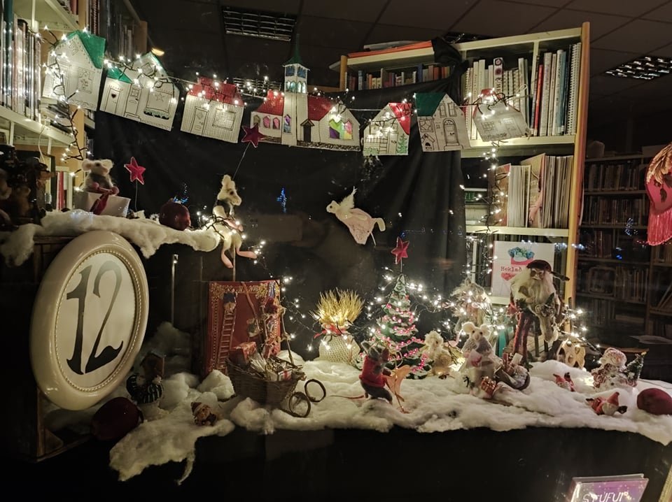 Aðventuglugginn 12. desember 2021 - útfærður af listakonunni Ingu Björnsdóttur í Sögumiðstöðinni.