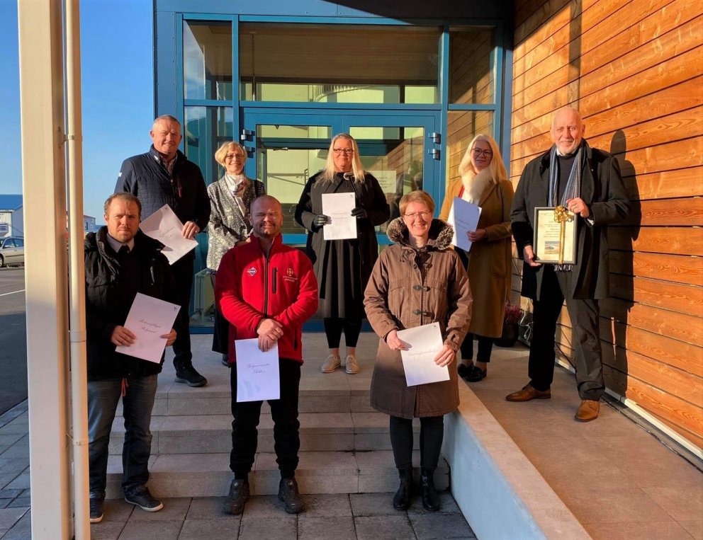 Fulltrúar félagasamtaka, kirkju, dvalarheimilis og Grundarfjarðarbæjar ásamt Runólfi Guðmundssyni st…