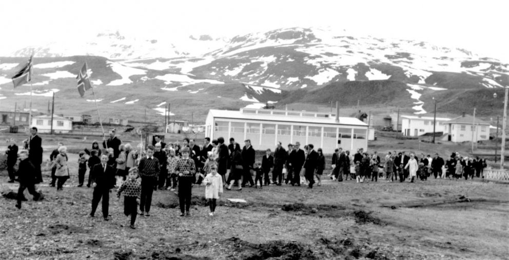 Na zdjęciu widzimy świętujących mieszkańców Grundarfjörður w różnym wieku, wiele lat temu. Zdjęcie w…