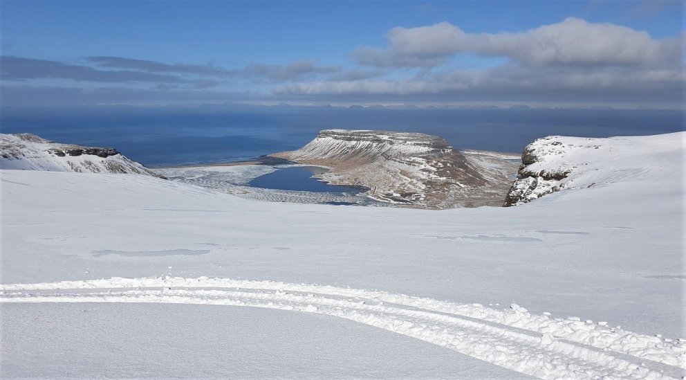 Stöðin i Lárvaðall, widziane z Mýrarhyrnu, 8 kwietnia 2020 roku. Lárvaðall jest częściowo pokryty lo…