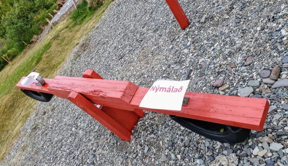 Minnum á áður auglýst störf fyrir námsmenn og umsjónarmann sumarnámskeiða.