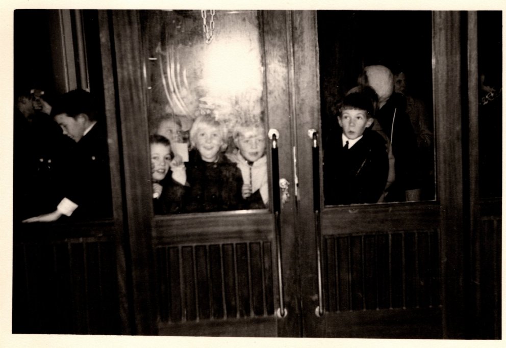 Mynd úr safni Bærings Cecilssonar; nemendur bíða við aðalinngang Barnaskóla Grafarness.