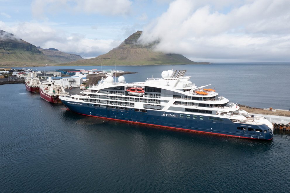 Skemmtiferðaskip leggur í fyrsta sinn að lengdum Norðurgarði, 1. júlí 2021. 
Mynd Tómas Freyr Krist…