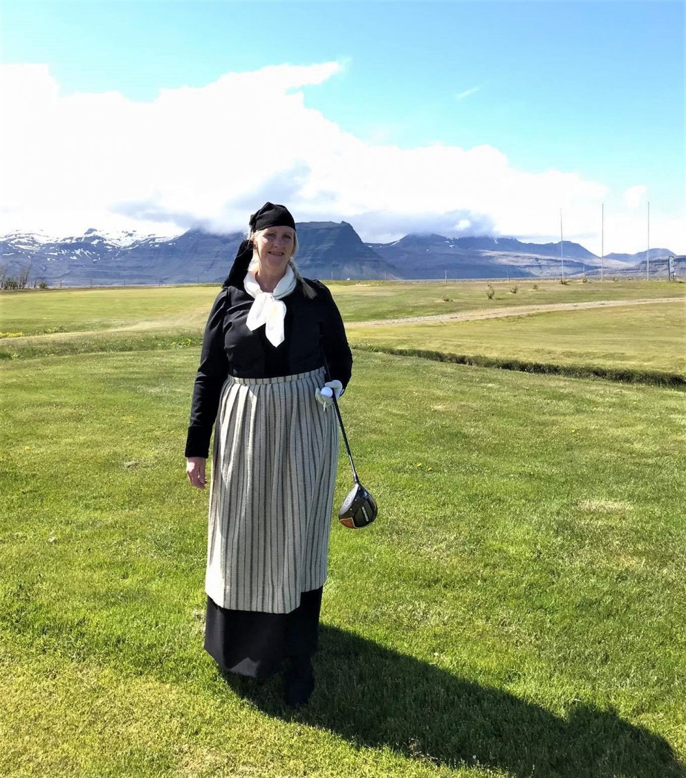 Systa á peysufötunum í golfi á 19. júní.