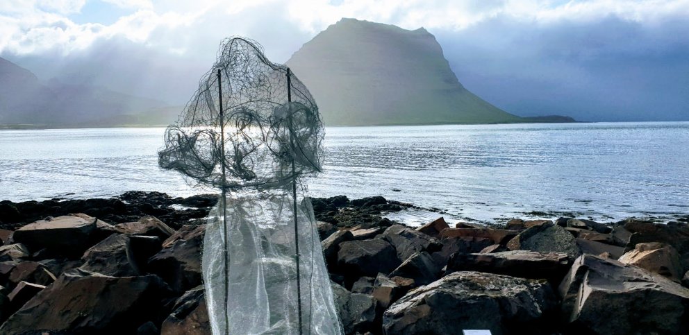 Verkið Þríhöfði eftir Þóru Karlsdóttur og Kirkjufellið í baksýn.