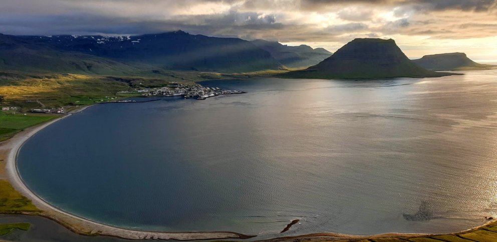 Kirkjufell og Grundarfjörður, séð ofan af Grundarmön, júlí 2019.