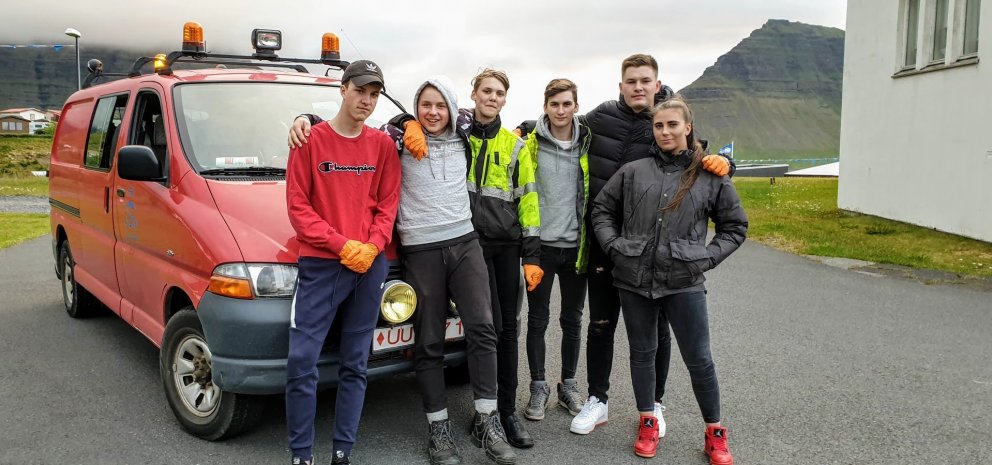 Það er þroskandi og lærdómsríkt að starfa í sláttugenginu. Mynd frá sumrinu 2019.