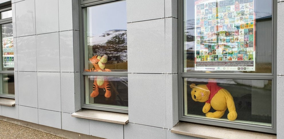 Tumi tígur og Bangsímon eru gluggabangsar Ráðhússins og 