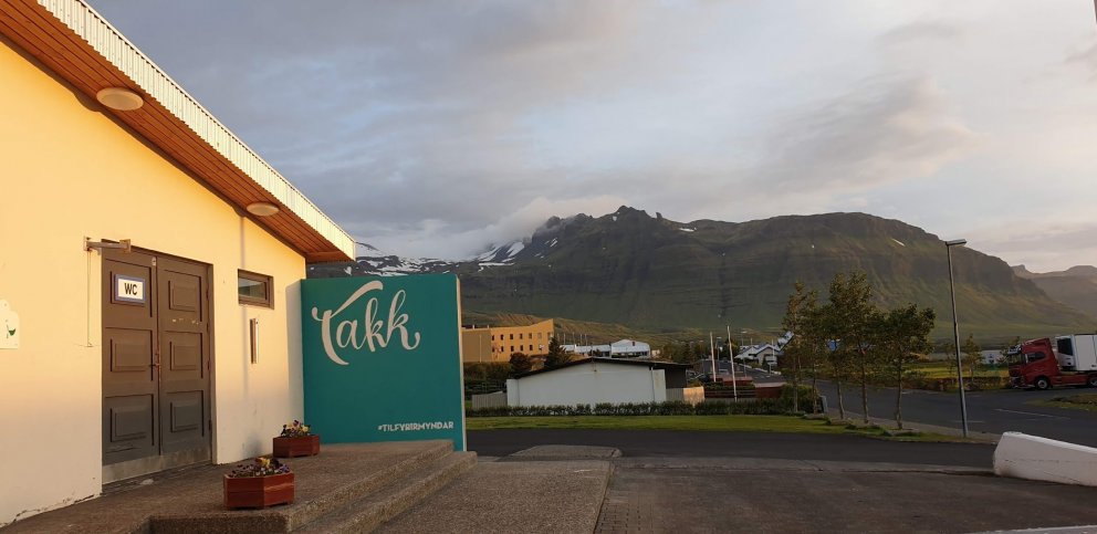 Almenningssalerni eru í anddyri samkomuhússins.