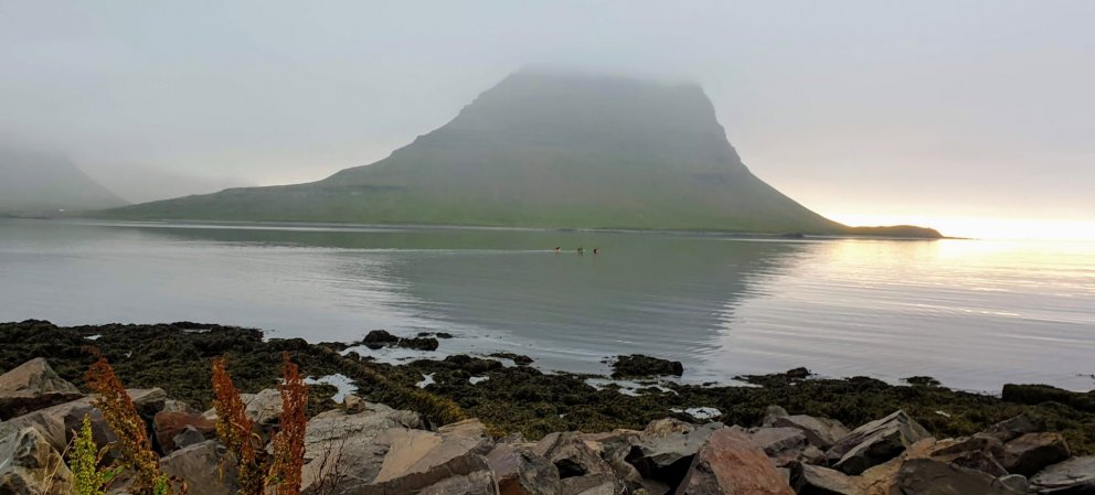 Kirkjufellið og kajakræðarar að kvöldi 30. júlí 2020.