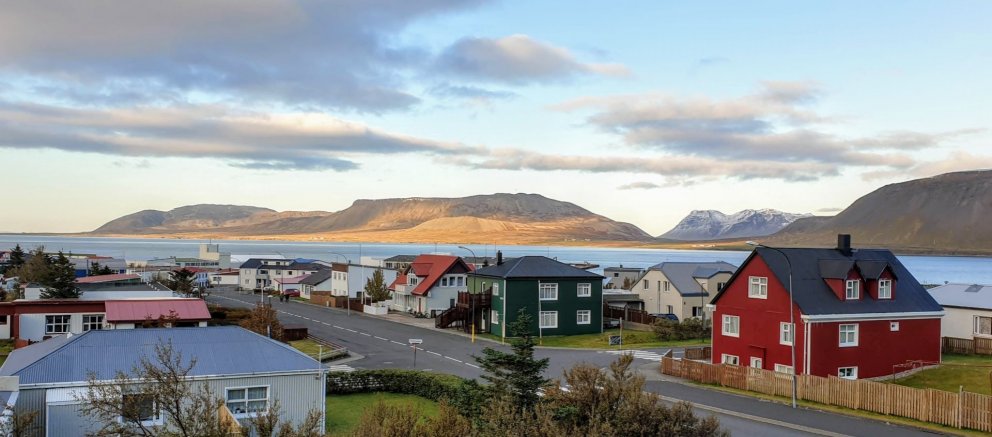 Haustsólin skín í Framsveitinni 1. október 2020.