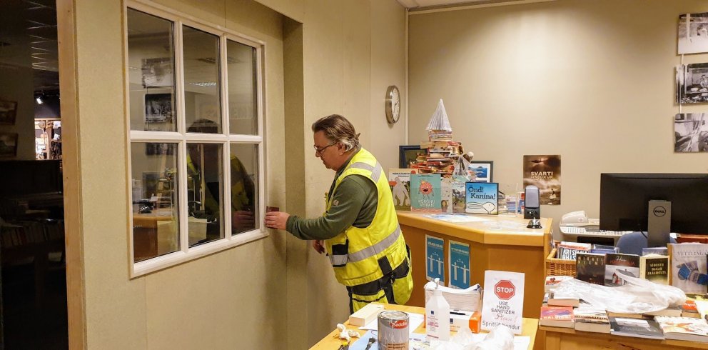 Ingi Hans vinnur við nýjan vegg sem afmarkar betur rými fyrir starfsemi bókasafnsins sem er til húsa…