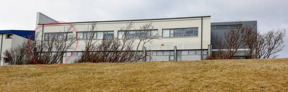 Vatnsleki varð í hornstofu efri hæðar og flæddi niður í hornstofu á neðri hæð og fram í miðrými á bá…